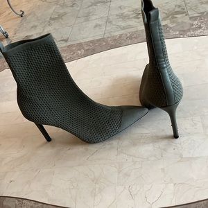 Zara boots some damage on back on heels